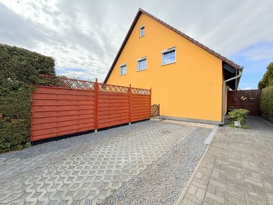 gepflasterter PKW-Stellplatz