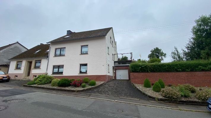 Straßenansicht mit Garage und Terrasse