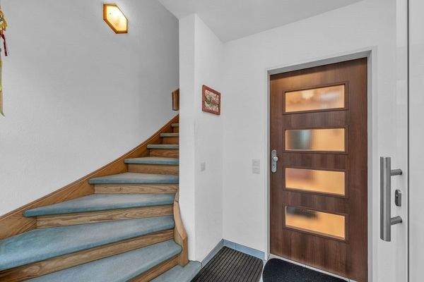 Eingangsbereich / Treppe nach oben