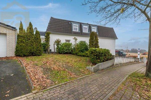 Hausansicht mit einem Stellplatz