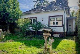 Hausfront mit Vorgarten