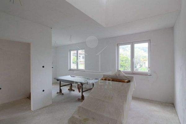 Vom Wohnraum könnte eine Treppe auf den Dachboden führen