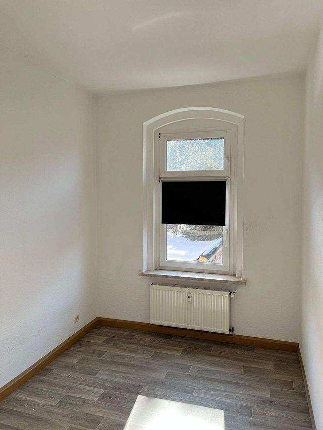 Bezahlbare 2-Raum-Wohnung inkl. Einbauküche – zentrale Lage in Crimmitschau - Photo 1