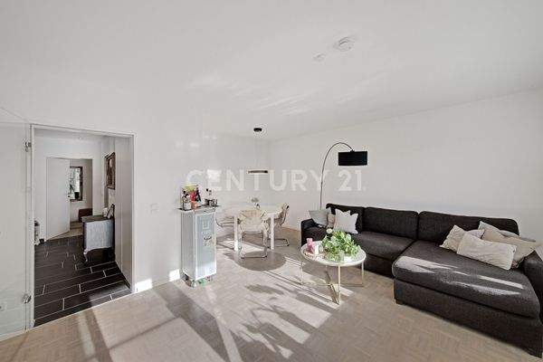 großzügiges Wohn- und Esszimmer mit Zugang zum Balkon