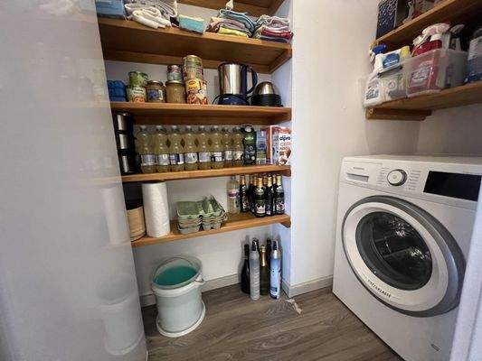 Abstellraum mit Waschmaschinenanschluss