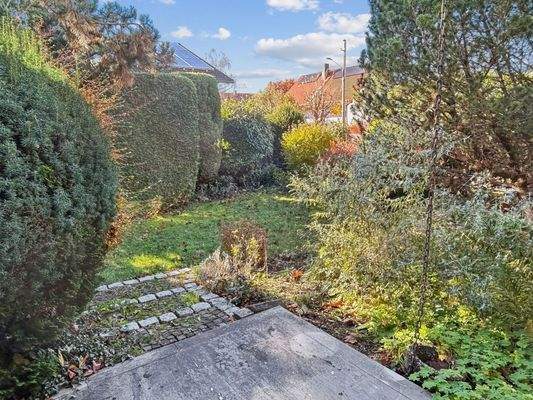 Blick v. Terrasse in Garten