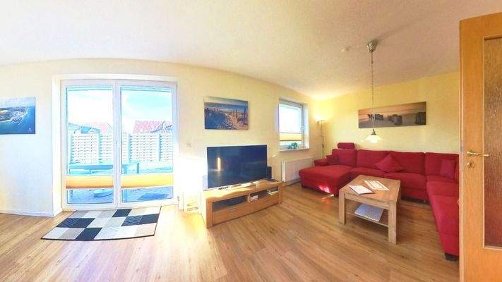 Großzügiges Wohnzimmer mit Blickbezug zum Garten