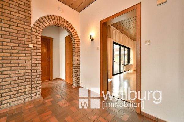 13c Rundbogen Blick ins Wohnzimmer