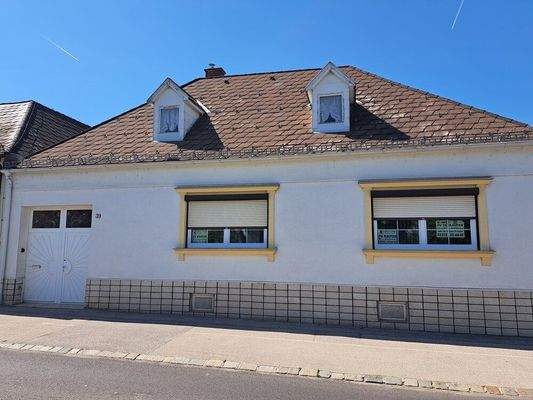 Ansicht des Gebäudes mit Sonnentor-Einfahrt