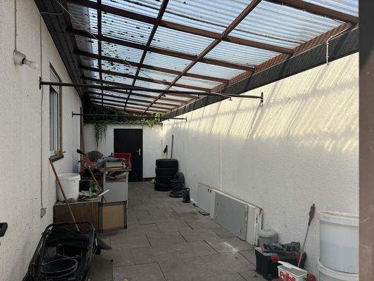 Gang zwischen Garage und Haus