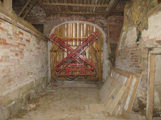 Toreinfahrt im Wirtschaftsgebäude 