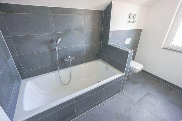 Badezimmer mit Wanne und Dusche