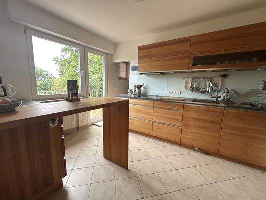 Blick in die Küche mit Zugang Balkon