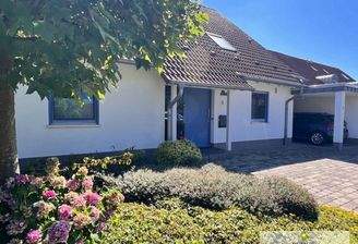 Ihr Eingangsbereich mit 2 PKW-Stellplätzen + Carport