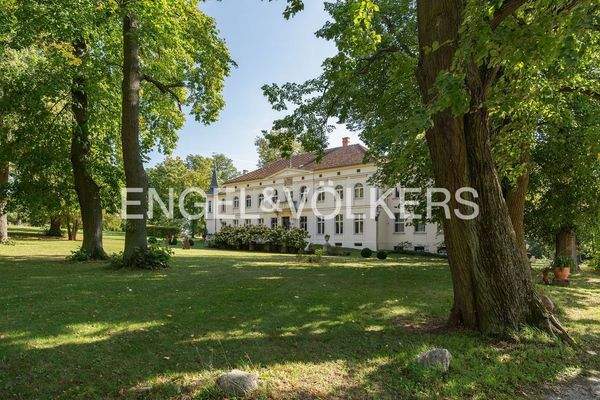 Hausansicht und Schlossgarten