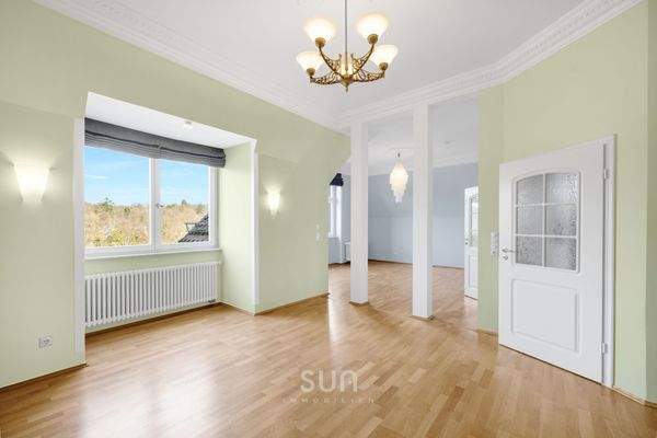 LICHTDURCHFLUTETES WOHNZIMMER