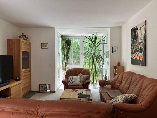 Wohnzimmer mit Balkonzugang