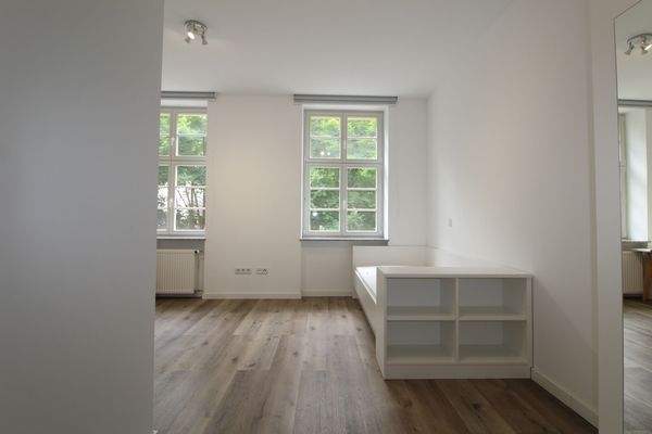 Helles Wohnzimmer mit Fenster