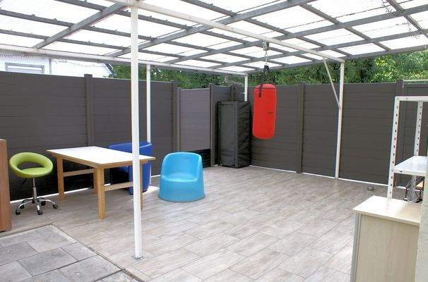 Große überdachte Terrasse