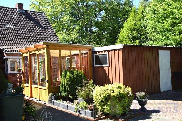 Rückansicht Pavillon mit Garagen