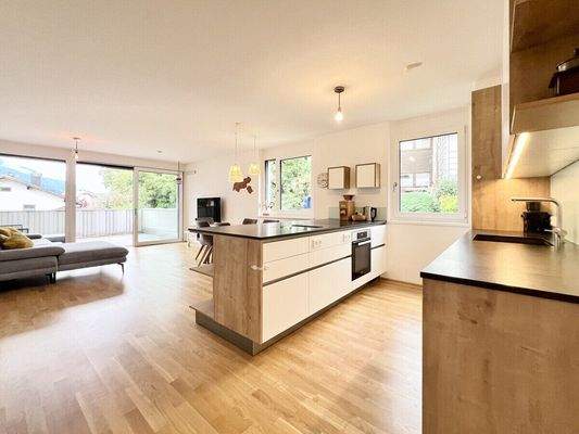 Großzügiges Wohn-Esszimmer mit Zugang auf den Balkon