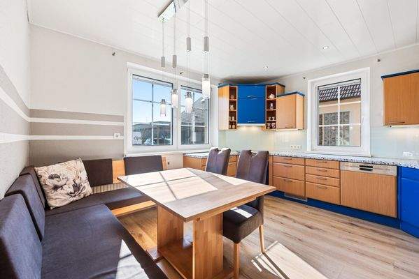 Einbauküche mit Sitzbereich