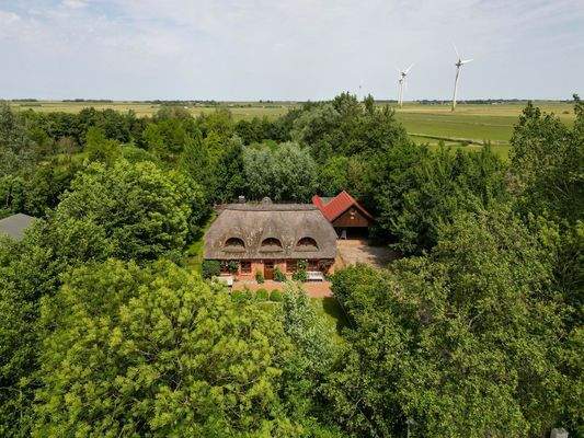 Haus im Grünen mit Windrädern
