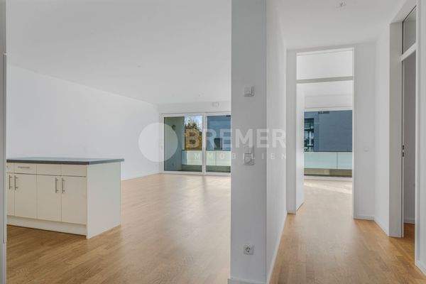 Wohnzimmer mit offener Küche u. Zi. 3 