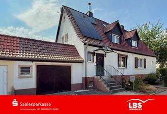 Hausansicht und Garagenzufahrt