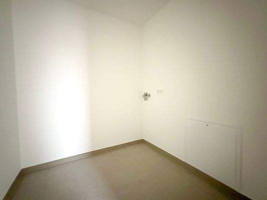 Wirtschaftsraum mit Waschmaschinenanschluss