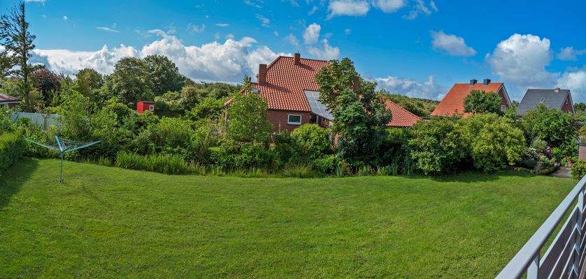 Blick vom Balkon in den Garten.