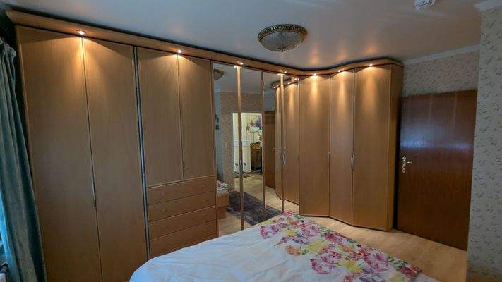 Schlafzimmer mit Einbauschrank