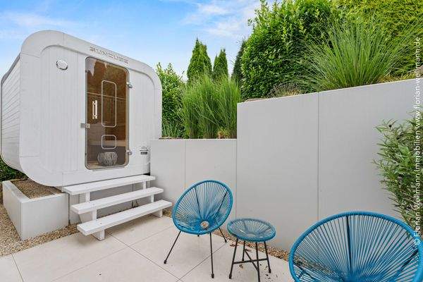 Garten und Saunabereich uneinsehbar & Terrassenflächen einheitlich mit großformatigen Fliesen