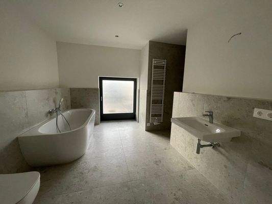 Hauptbad im Obergeschoss.jpeg