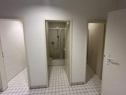 Sanitärbereich, eh. Lager, Fitnesshalle