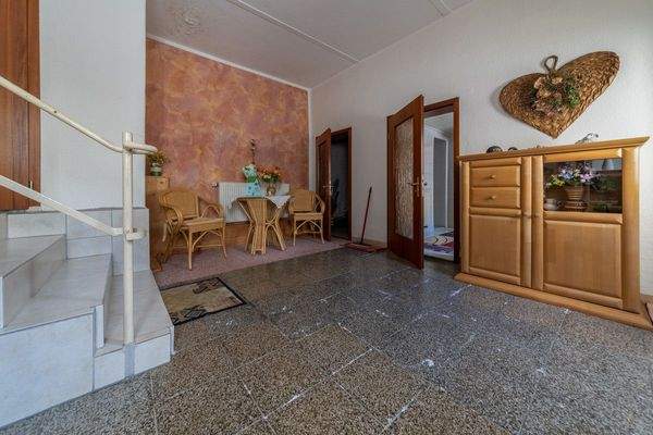 Flur/ rechts Zugang zu Bad und weitere Räume