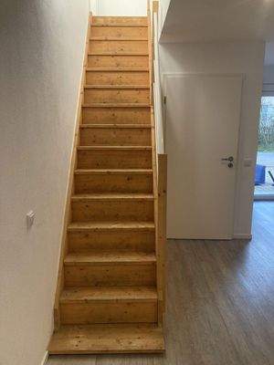 Treppenaufgang neben Eingang