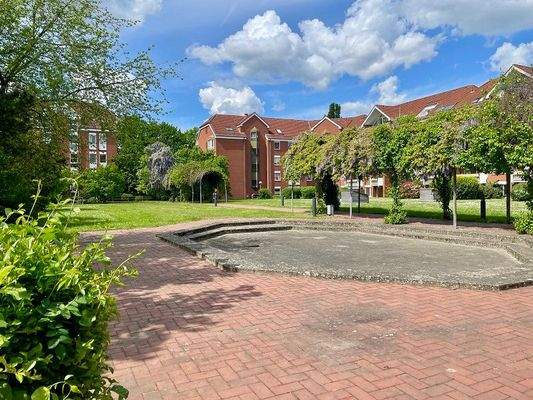 Innenhof mit Pergola und gepflasterten Platz