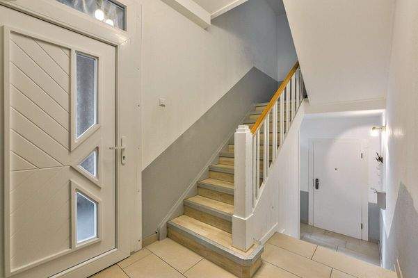 Treppenhaus mit geschlossener Tür