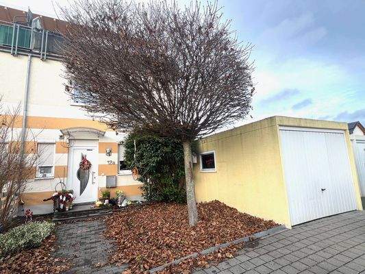 Vorderansicht mit Garage