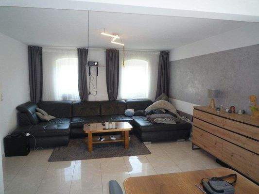 Wohnzimmer (mit Esszi Küche)