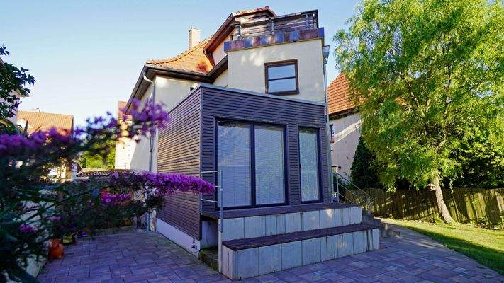 welcher dann im Jahre 2018-19 um den Flachbau erweitert wurde, der seitdem die Wohnküche beherbergt