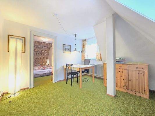 DG: Wohn- und Schlafzimmer