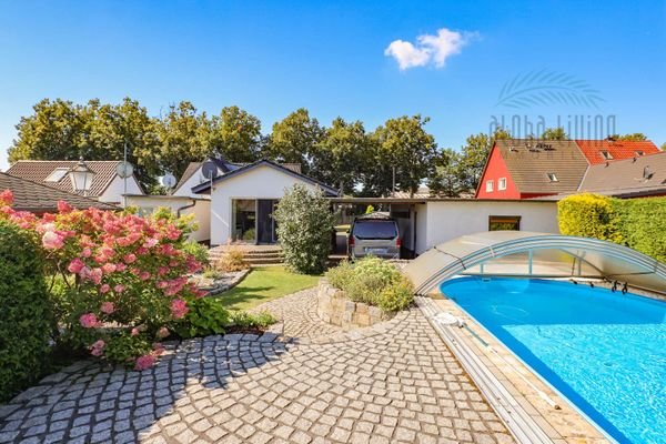 Garden with pool 