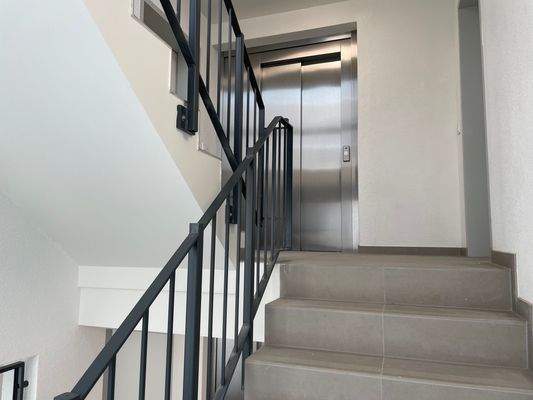 Treppenhaus mit Aufzug