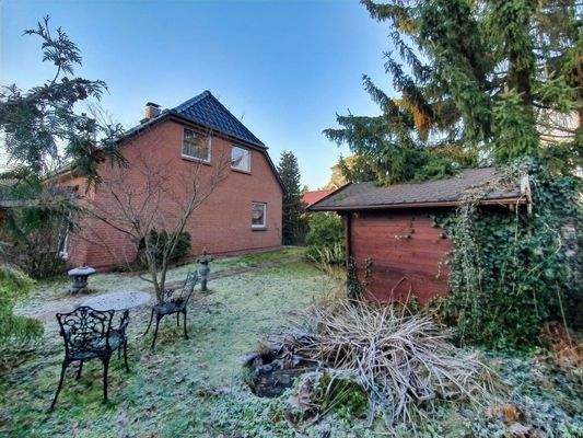 Ostgiebel mit Gartenhaus