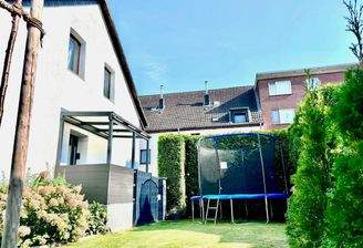 Hauseingang mit neuer Überdachung & Garten