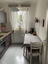 Helle Küche mit Tisch