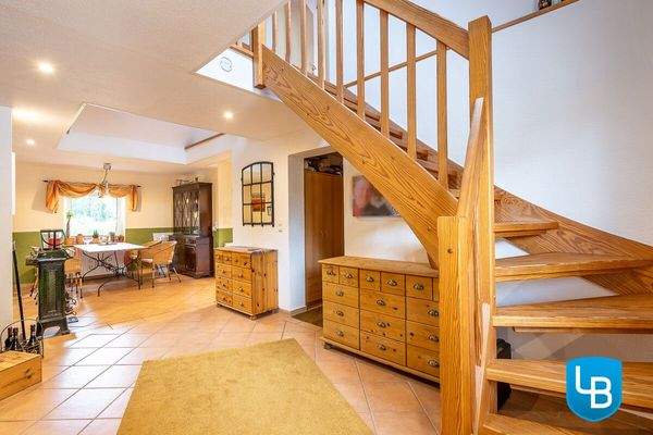 Diele mit Zugang zum Dachgeschoss...