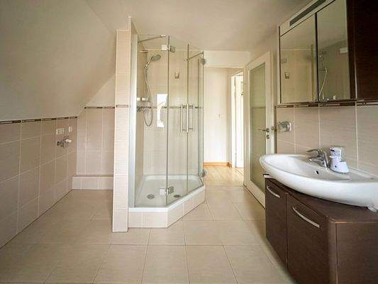 Badezimmer mit Dusche